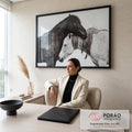 Dois cavalos abraçados, um escuro e um branco malhado, em fotografia sobre fundo branco, quadro decorativo
