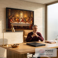 Quadro Decorativo Grande Santa Ceia de Jesus para Sala | quadros decorativos | pintura da Santa Ceia com Jesus e apóstolos reunidos à mesa em tons dourados | em ambiente 2 | Porao dos Quadros