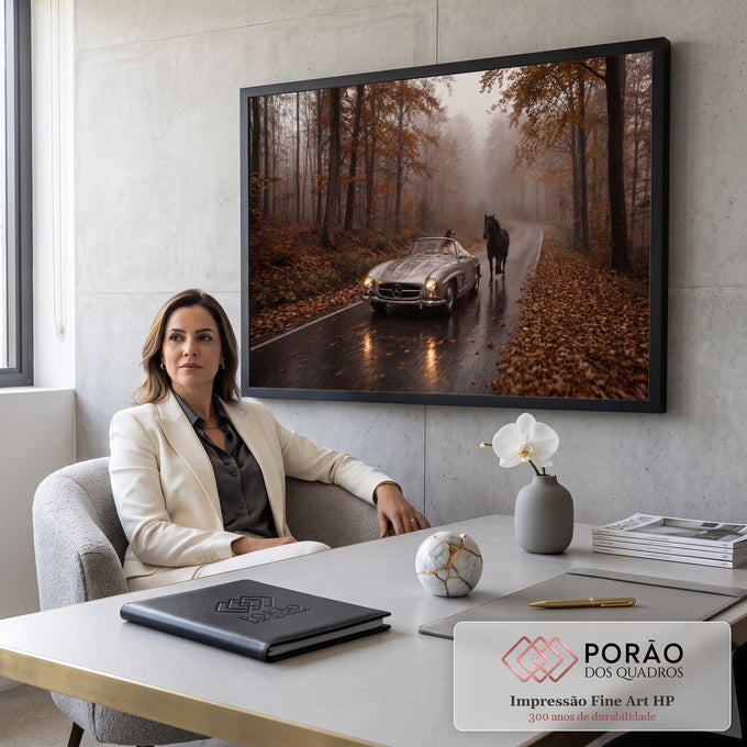 Carro clássico conversível prata em estrada molhada de floresta no outono com cavalo preto, quadro decorativo