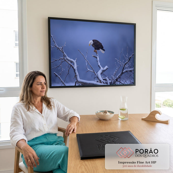 Quadro Decorativo Grande Águia Galho Nevado para Sala | quadros decorativos | águia americana pousada em galho nevado contra céu azul de entardecer | em ambiente 2 | Porao dos Quadros