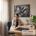 Quadro Decorativo Grande Folhagem Tropical Azul para Sala | quadros decorativos | folhas de bananeira em azul petróleo e bege sobrepostas em composição tropical | em ambiente 2 | Porao dos Quadros