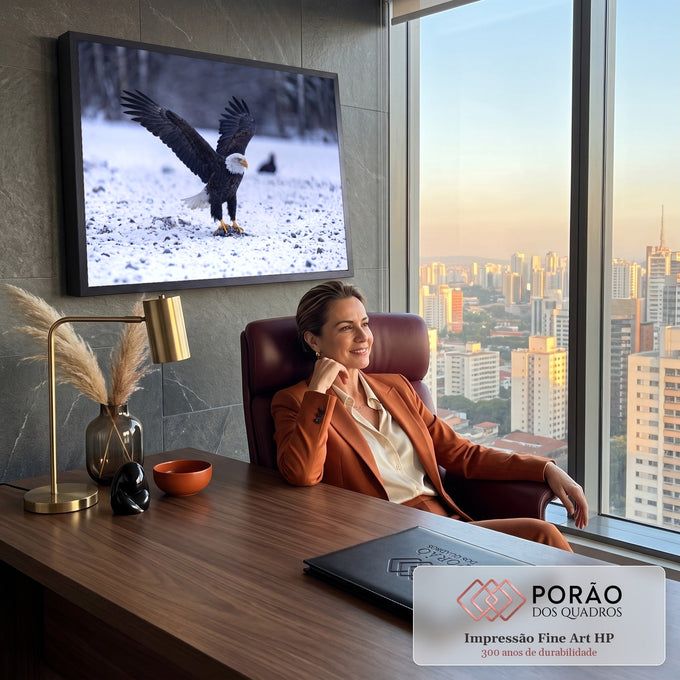Quadro Decorativo Grande Águia de Asas Marrom para Sala | quadros decorativos | águia-de-cabeça-branca com asas abertas sobre neve e pedras | em ambiente 2 | Porao dos Quadros