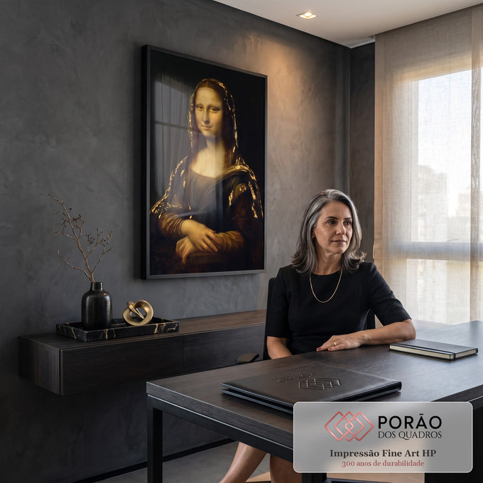 Mona Lisa clássica com véu em folhas de ouro craqueladas sobre fundo preto, quadro decorativo
