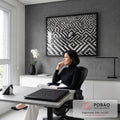 Quadro Decorativo Grande Rosto para Sala Preto | quadros decorativos | rosto feminino emergindo de tecido com padrão labiríntico preto e branco | em ambiente 2 | Porao dos Quadros