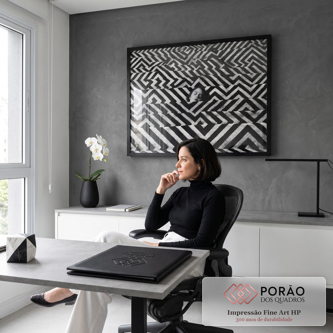Quadro Decorativo Grande Rosto para Sala Preto | quadros decorativos | rosto feminino emergindo de tecido com padrão labiríntico preto e branco | em ambiente 2 | Porao dos Quadros