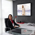 Jesus Cristo sorrindo de manto claro à beira de lago com montanhas lilás em aquarela, quadro decorativo