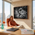 Close do rosto barbudo de estátua de Poseidon em pedra, fotografia preto e branco, quadro decorativo