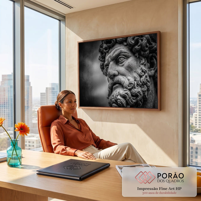 Close do rosto barbudo de estátua de Poseidon em pedra, fotografia preto e branco, quadro decorativo