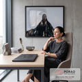 Xamã indígena de rosto pintado com manto de peles e penas sob céu cinza nublado, quadro decorativo