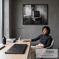 Quadro Decorativo Grande Rádio Antigo para Sala Preto | quadros decorativos | rádio vintage com antenas e placa MEMORY em cena preto e branco decadente | em ambiente 2 | Porao dos Quadros
