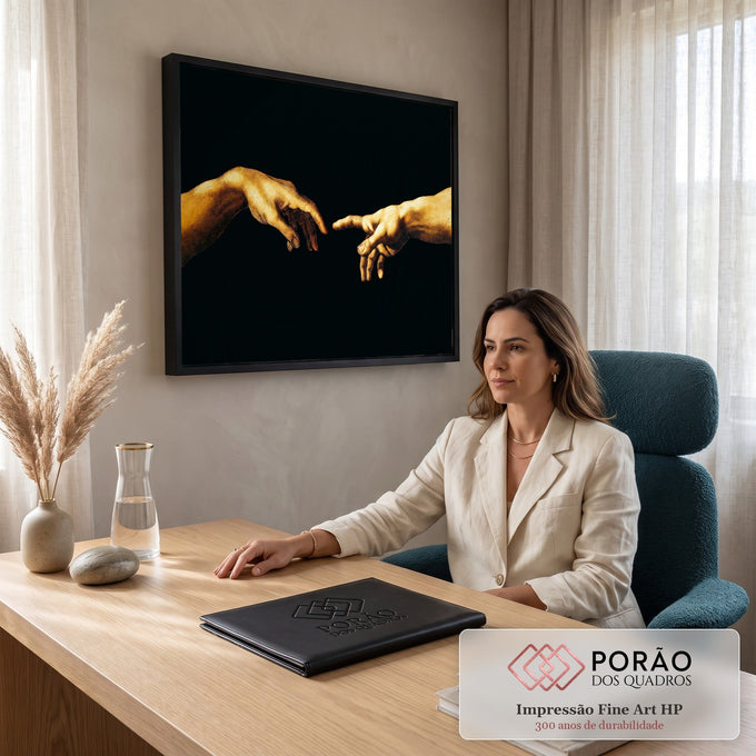 Quadro Decorativo Grande Mãos Douradas para Sala Dourado | quadros decorativos | mãos douradas se tocando quase em contato sobre fundo preto profundo | em ambiente 2 | Porao dos Quadros