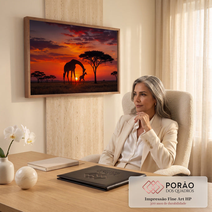 Quadro Decorativo Grande Girafas em Silhueta para Sala | quadros decorativos | silhuetas de girafa adulta e filhote contra céu de pôr do sol laranja e vermelho | em ambiente 2 | Porao dos Quadros