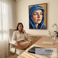 Quadro Decorativo Grande Retrato de Mulher para Sala Azul | quadros decorativos | retrato realista de mulher com véu azul desfiado e rosto sardento sobre fundo dourado | em ambiente 2 | Porao dos Quadros