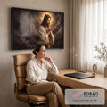 Quadro Decorativo Grande Jesus Halo Dourado para Sala Marrom | quadros decorativos | Jesus Cristo em oração com halo dourado em cruz sobre fundo de nuvens escuras | em ambiente 2 | Porao dos Quadros