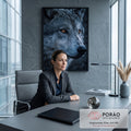 Close de lobo em perfil com olhos âmbar e pelagem cinza azulada sobre fundo escuro, quadro decorativo