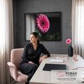 Quadro Decorativo Grande Flor Gerbera Rosa para Sala | quadros decorativos | gerbera rosa com gotas de água sobre fundo preto | em ambiente 2 | Porao dos Quadros