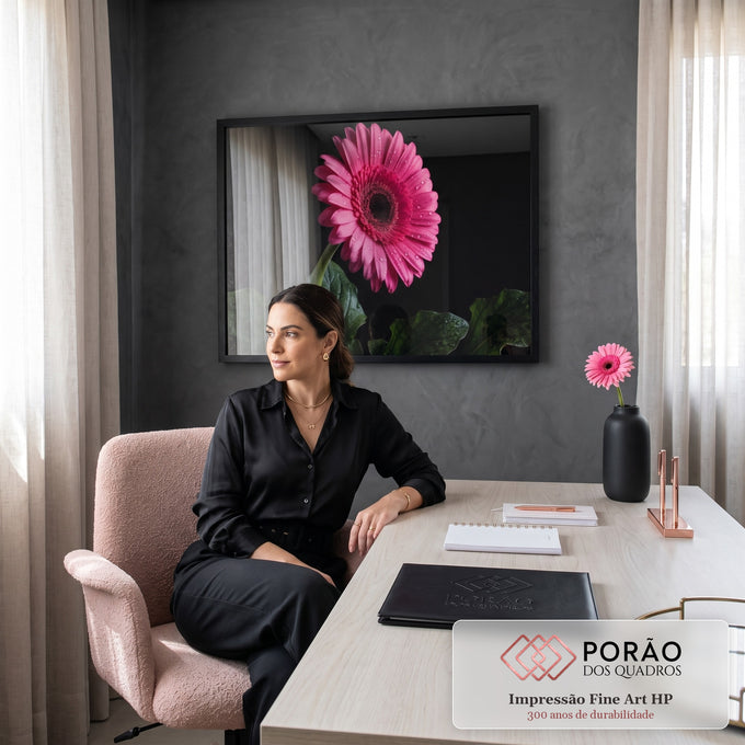 Quadro Decorativo Grande Flor Gerbera Rosa para Sala | quadros decorativos | gerbera rosa com gotas de água sobre fundo preto | em ambiente 2 | Porao dos Quadros