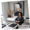 Rosto de manequim branco com lábios vermelhos, chapéu e casaco xadrez sobre fundo cinza, quadro decorativo