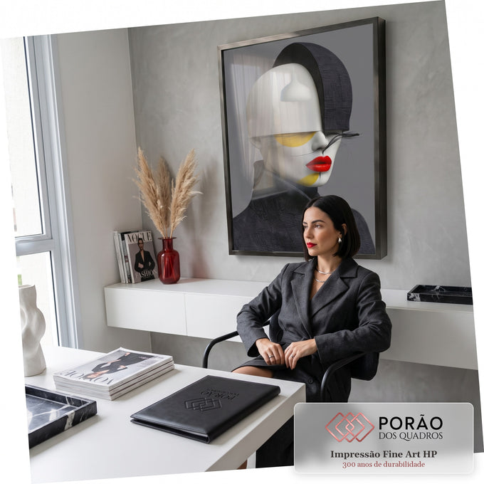 Rosto de manequim branco com lábios vermelhos, chapéu e casaco xadrez sobre fundo cinza, quadro decorativo