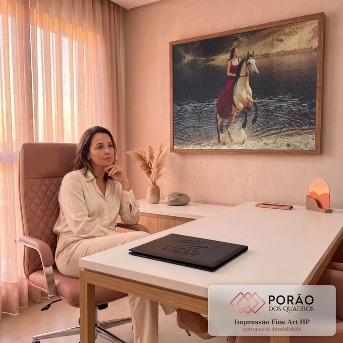 Quadro Decorativo Grande Mulher de Vestido para Sala | quadros decorativos | mulher de vestido vermelho sobre cavalo bege empinando na água ao entardecer | em ambiente 2 | Porao dos Quadros
