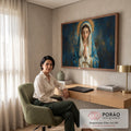 Quadro Decorativo Grande Nossa Senhora Cruz para Sala Azul | quadros decorativos | Nossa Senhora de olhos fechados em oração, manto azul e auréola dourada | em ambiente 2 | Porao dos Quadros