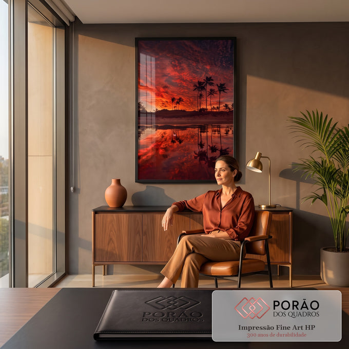 Céu vermelho em chamas ao pôr do sol com palmeiras refletidas na areia molhada, quadro decorativo