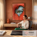 Close de olho verde espiando por abertura em tinta vermelha rachada sobre pele cinza, quadro decorativo