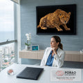 Quadro Decorativo Grande Guepardo Agachado para Sala Preto | quadros decorativos | guepardo agachado com manchas pretas e olhar intenso sobre fundo preto | em ambiente 2 | Porao dos Quadros