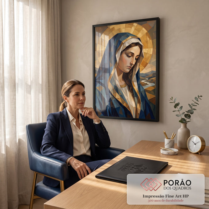 Quadro Decorativo Grande Nossa Senhora Cubismo para Sala | quadros decorativos | Nossa Senhora em estilo cubista com manto azul e auréola dourada geométrica | em ambiente 2 | Porao dos Quadros