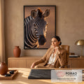 Zebra com listras iluminadas por luz dourada sobre fundo marrom desfocado, quadro decorativo