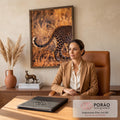 Quadro Decorativo Grande Leopardo Caminhando para Sala | quadros decorativos | leopardo caminhando por grama seca dourada sob luz quente de entardecer | em ambiente 2 | Porao dos Quadros