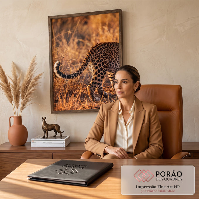 Quadro Decorativo Grande Leopardo Caminhando para Sala | quadros decorativos | leopardo caminhando por grama seca dourada sob luz quente de entardecer | em ambiente 2 | Porao dos Quadros