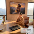 Quadro Decorativo Grande Mulher Indígena Águia para Sala | quadros decorativos | mulher indígena com roupas de couro e águia pousada no ombro ao pôr do sol nas montanhas | em ambiente 2 | Porao dos Quadros