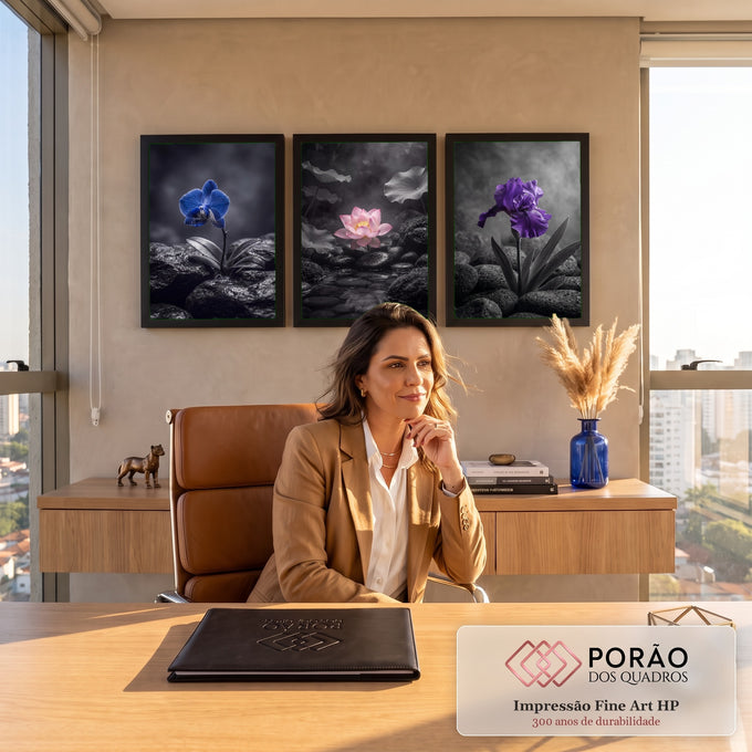 Quadro Decorativo Kit 3 Telas Orquídea Lótus para Sala Preto | quadros decorativos | orquídea azul, lótus rosa e íris roxa em destaque sobre fundo preto e branco | em ambiente 2 | Porao dos Quadros