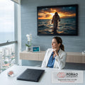 Jesus de túnica caminhando no mar ao pôr do sol com céu laranja e ondas azuis, quadro decorativo