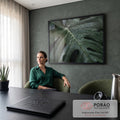 Quadro Decorativo Grande Folha para Sala Verde | quadros decorativos | folha verde recortada coberta de gotas de água em close macro | em ambiente 2 | Porao dos Quadros