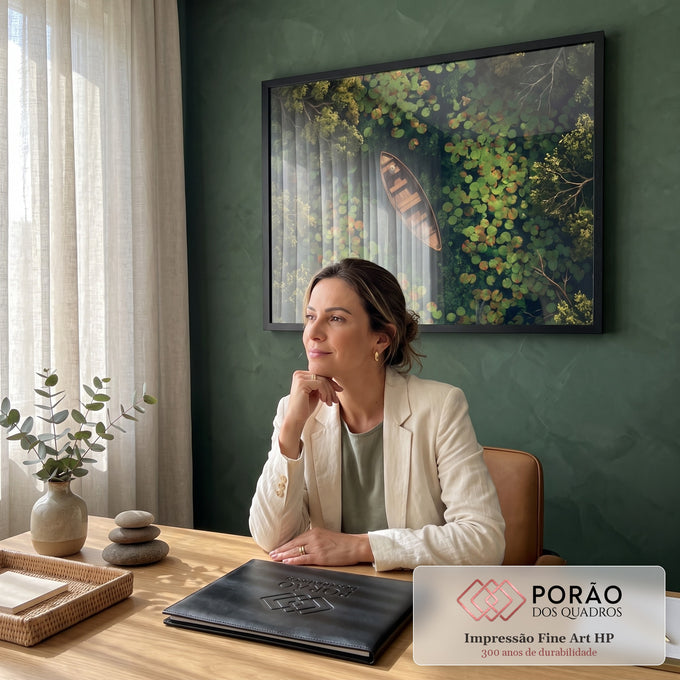 Quadro Decorativo Grande Canoa de Madeira para Sala Verde | quadros decorativos | canoa de madeira em lagoa com lírios d'água vista de cima | em ambiente 2 | Porao dos Quadros
