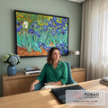 Quadro Decorativo Grande Íris Azuis de Van para Sala Azul | quadros decorativos | campo de íris azuis e brancas com fundo de flores laranja e grama verde | em ambiente 2 | Porao dos Quadros