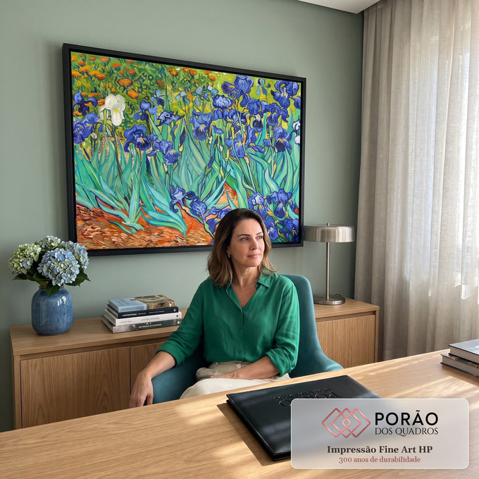 Quadro Decorativo Grande Íris Azuis de Van para Sala Azul | quadros decorativos | campo de íris azuis e brancas com fundo de flores laranja e grama verde | em ambiente 2 | Porao dos Quadros