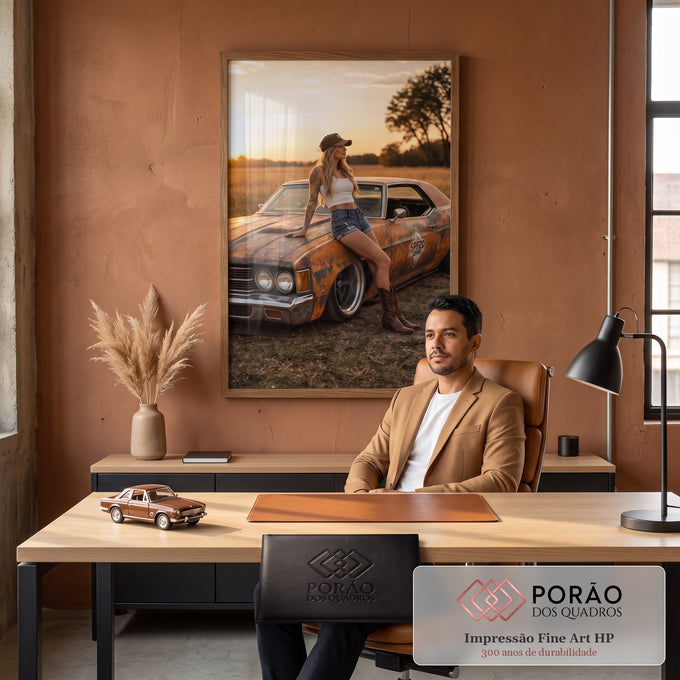 Mulher de boné e botas apoiada em muscle car enferrujado ao pôr do sol no campo, quadro decorativo