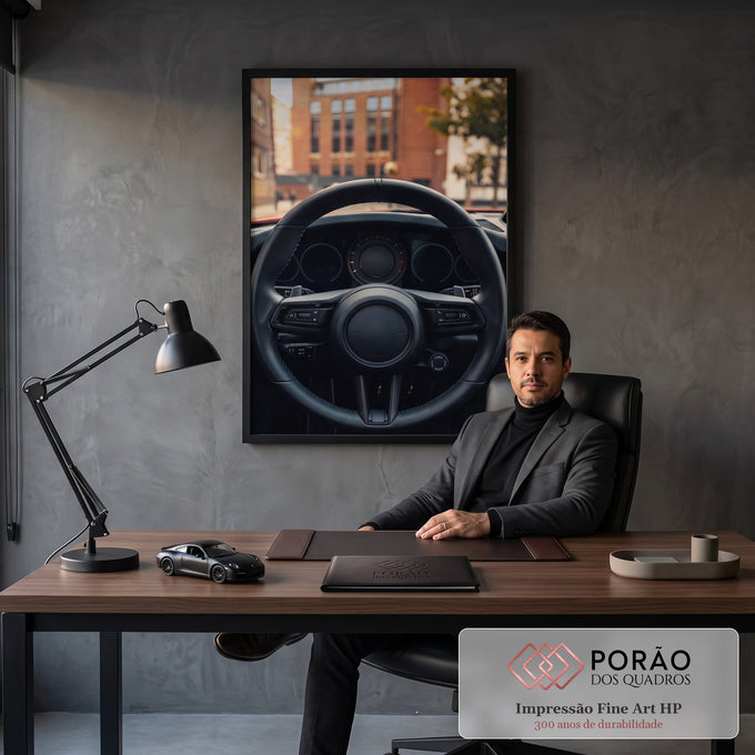 Volante de carro esportivo em couro preto com painel e prédios desfocados ao fundo, quadro decorativo