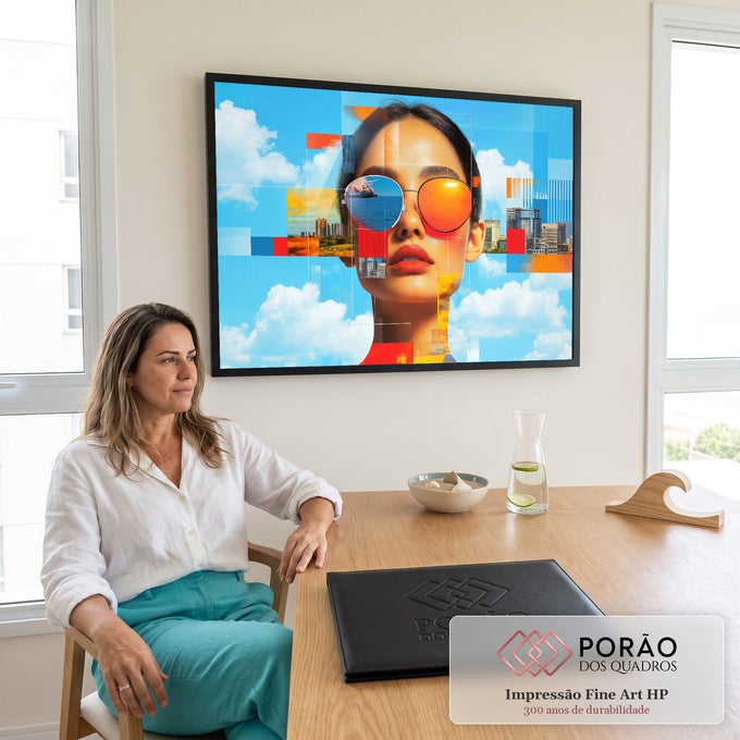Retrato de mulher com óculos espelhados refletindo o mar em colagem urbana com céu azul, quadro decorativo