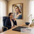 Quadro Decorativo Grande Virgem Maria de Perfil para Sala | quadros decorativos | figura feminina de véu branco e manto azul com halo dourado em estilo mosaico | em ambiente 2 | Porao dos Quadros