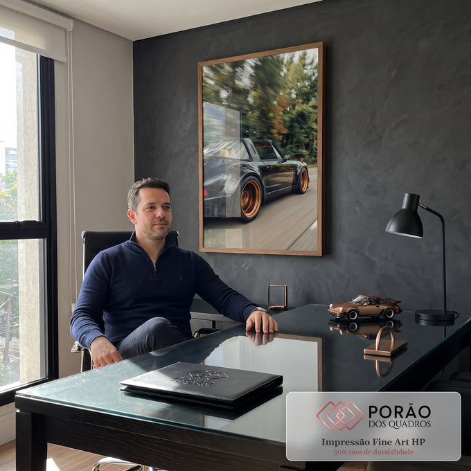 Porsche Targa preto com rodas bronze em alta velocidade, árvores desfocadas ao fundo, quadro decorativo
