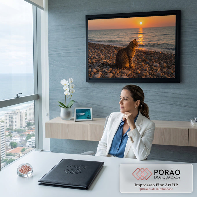 Quadro Decorativo Grande Gato Observando para Sala Laranja | quadros decorativos | gato tabby sentado em praia de seixos observando o pôr do sol dourado no mar | em ambiente 2 | Porao dos Quadros