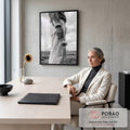 Quadro Decorativo Girassol na Mão em Preto e Branco | quadros decorativos | mão segurando girassol invertido em fotografia preto e branco num campo aberto | em ambiente 2 | Porao dos Quadros