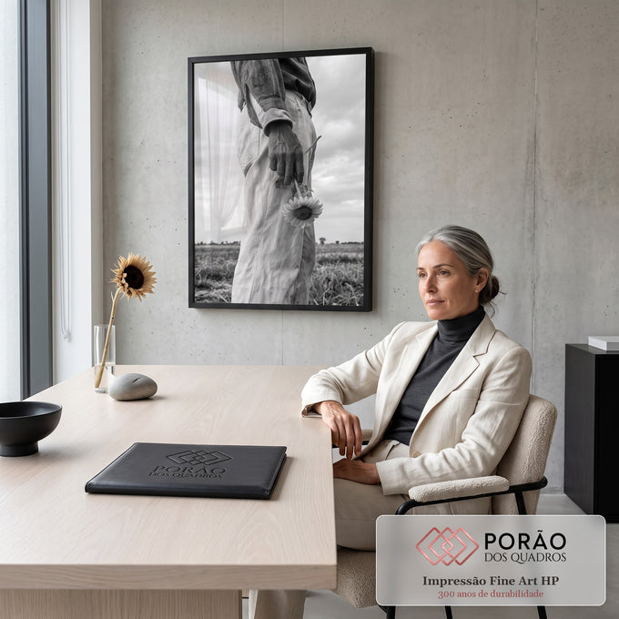 Quadro Decorativo Girassol na Mão em Preto e Branco | quadros decorativos | mão segurando girassol invertido em fotografia preto e branco num campo aberto | em ambiente 2 | Porao dos Quadros