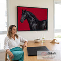 Cavalo preto de crina esvoaçante e pelagem brilhante em perfil sobre fundo vermelho, quadro decorativo