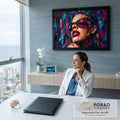 Mulher de óculos e batom vermelho com tinta escorrendo em azul, rosa e dourado, quadro decorativo