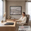 Quadro Decorativo Grande Paisagem Aérea de Dunas para Sala | quadros decorativos | paisagem aérea abstrata com dunas em bege e cinza sob céu nublado | em ambiente 2 | Porao dos Quadros